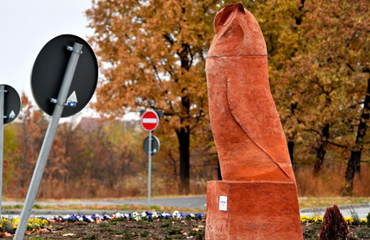 Baykuş diye yaptı penise benzedi! Bu heykel herkesin alay konusu
