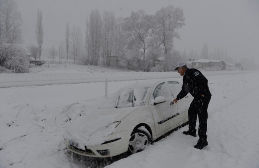 Tokat - Sivas yolu kapandı Tokat Niksar yolunda araçlar kaldı