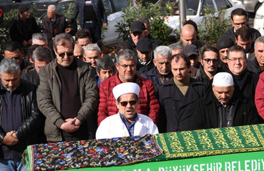Ünlü yönetmen Orçun Benli'nin annesi gözyaşları içinde toprağa verildi