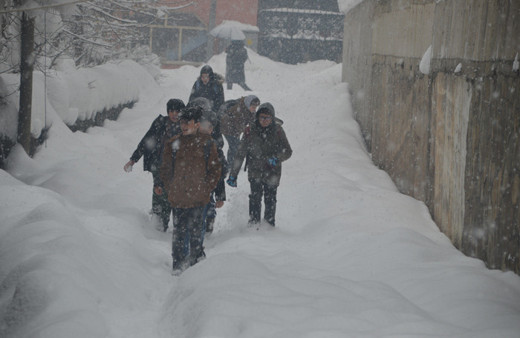 Karaman'da kar yağışı hayatı durdurdu yarın okulların tatil edildiği açıklandı