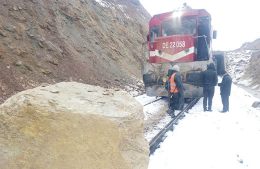 Faciadan dönüldü: Dağdan kopan dev kaya trene çarptı!