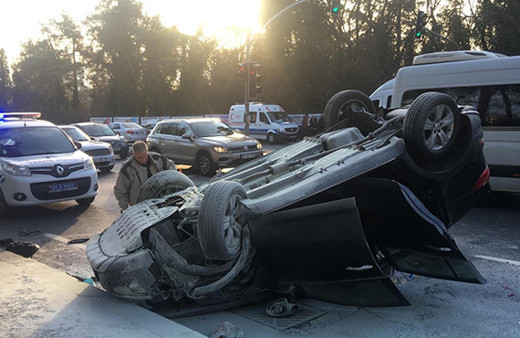 Ambulansa çarpıp takla attı: Yaralılar var!