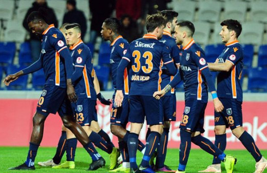 Başakşehir avantajı Adebayor'la kaptı!