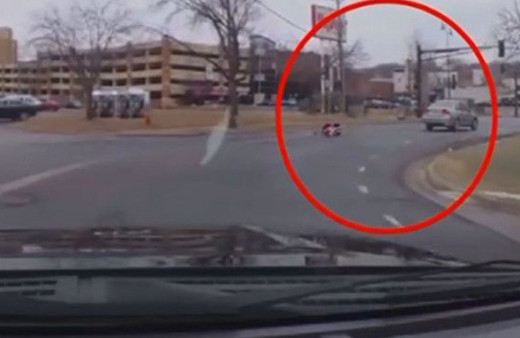 Trafikte şok eden görüntü!Çocuğu araçtan fırladı farkına bile varmadı