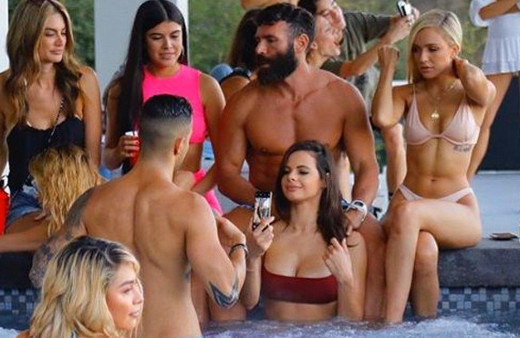 Dan Bilzerian parasını veren herkese evini açacak