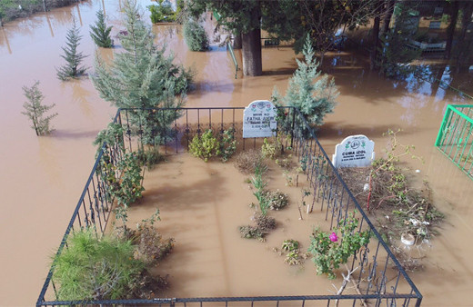 Osmaniye'de yol battı turp çıktı Hatay'da köy Adana'da mezarlık sele gitti