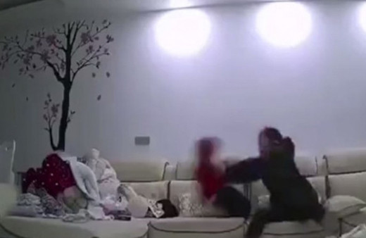 Bakıcı dehşeti gizli kameraya böyle yansıdı