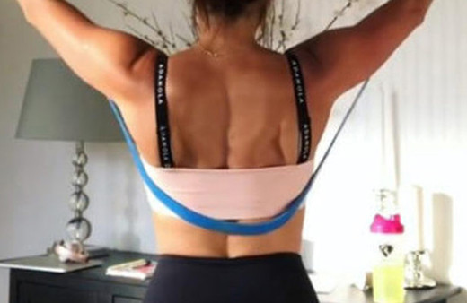 Evde yaptığı spor ile harikalar yarattı