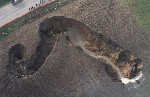 Ürküten doğa olayı! İzmir'deki delik büyüyor obruk sanıldı ama değilmiş