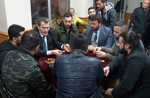 Ömer Arısoy gençlerle kahvehanede buluştu