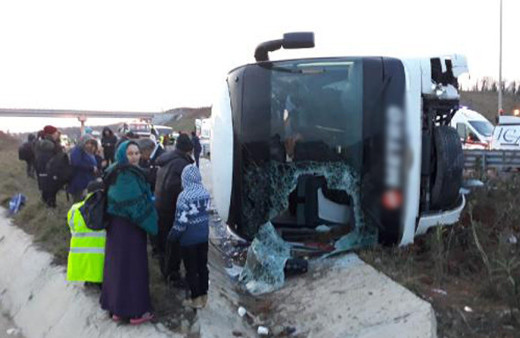 İstanbul'da yolcu otobüsü devrildi çok sayıda yaralı var