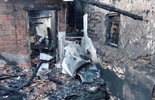 Yangında kızını evden çıkardı ama