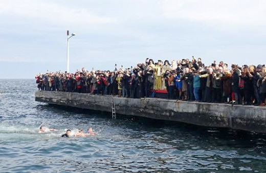 Denize haç atılırken ezan okununca, Bartholomeos törene ara verdi