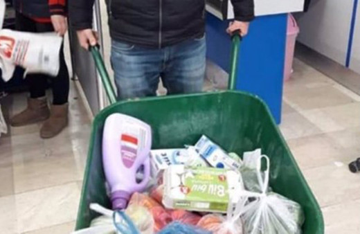 Poşete para vermek istemeyenler ilginç görüntülere neden oldu