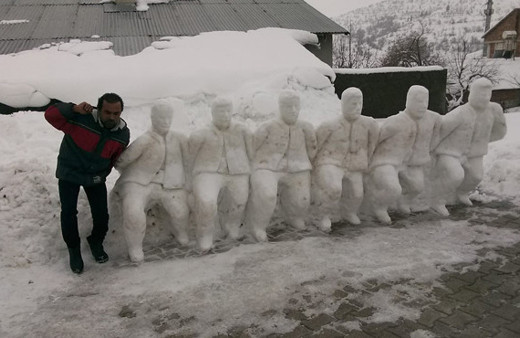 Halay çeken kardan adamlar! Yurdum insanı döktürüyor