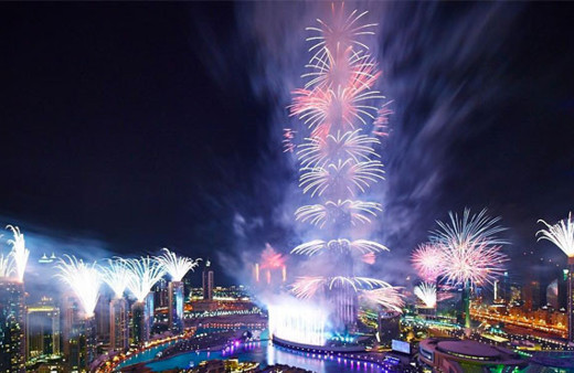 Dünyanın en büyük binası yeni yıla görkemli şölenle girdi