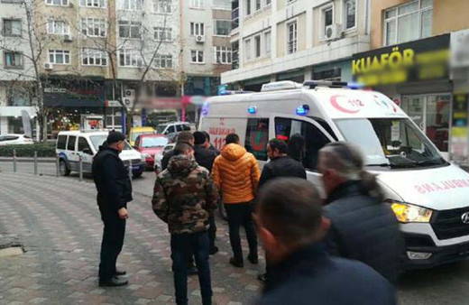 Liselilerin kavgasını ayırmak isteyen esnaf bıçaklandı!