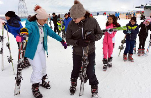 Palandöken tıklım tıklım doldu iğne atılsa yere düşmez