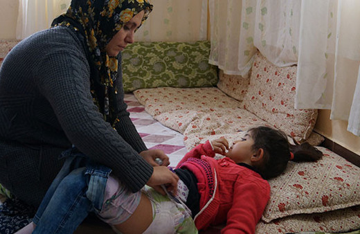 İdrarını göbeğindeki delikten yapan kız çocuğu yardım bekliyor