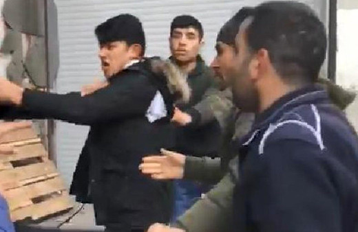 Seyyar satıcı zabıtanın burnunu kırdı ortalık birbirine girdi