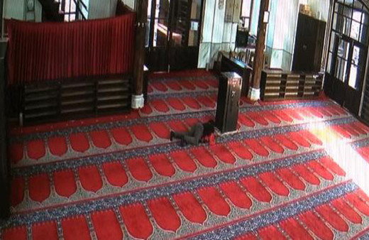 Bağış kutusuna para atıp imamın telefonunu çaldılar