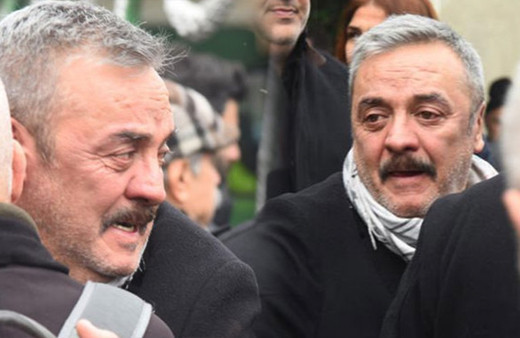 Mesut Akusta annesini defalarca öperek uğurladı gözyaşlarına boğuldu