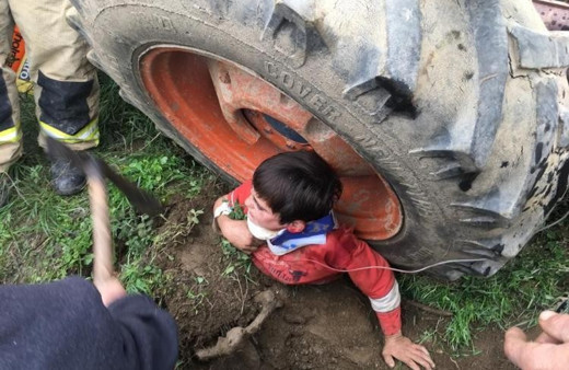 Traktör tekerine sıkışan çocuk mucize şekilde kurtuldu