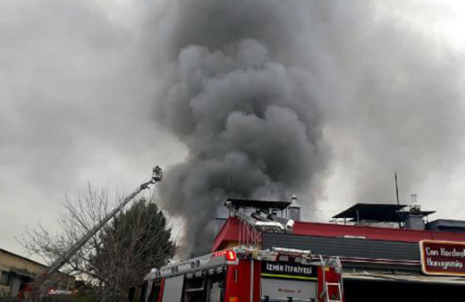 İzmir'de dumanlar yükseldi: Fabrikada korkutan yangın!