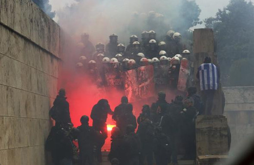Makedonya ile anlaşma Yunanistan'ı karıştırdı