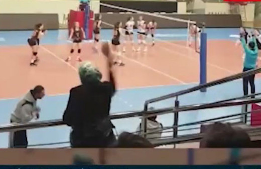 Karşı takımın antrenörüne anne terliği!