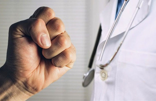 Baba ve kız hastanede terör estirdi! Doktoru darp etti!