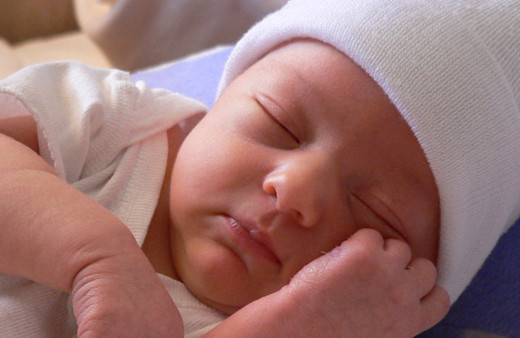 Yenidoğan bebekleri günde 11 saatten az uyutmayın!