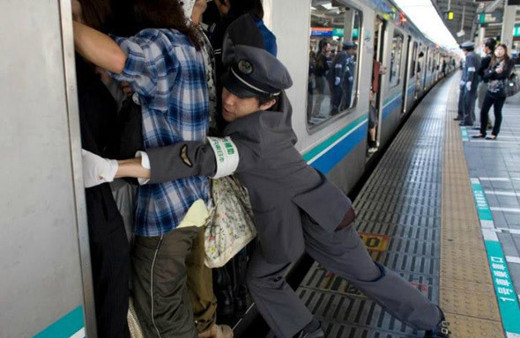 Japonya'da metro yoğunluğuna yemekli çözüm