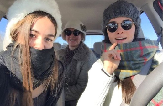 Kadın dizisinin güzel oyuncusunun annesi ile benzerliği şaşırttı