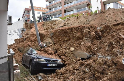 Faciadan dönüldü: Çok sayıda araç toprak altında kaldı!