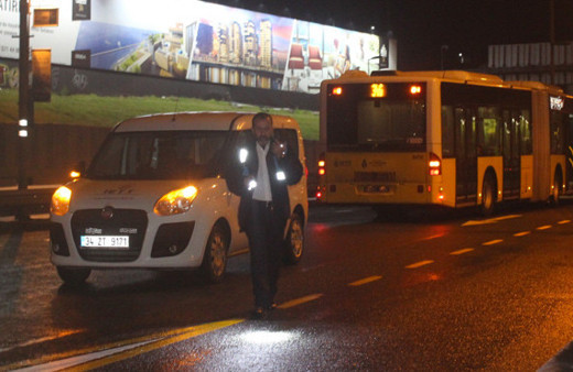 Metrobüs yoluna giren şahsa, metrobüs çarptı