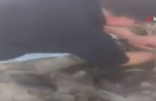 Buzun altından elleriyle balık çıkardılar