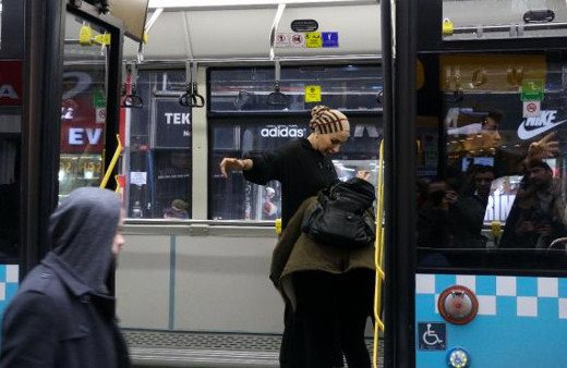 Yolcunun cep telefonu çalındı, şoför kimseyi otobüsten indirmedi