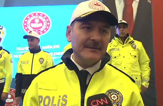 Yeni polis kıyafetlerine bakın Bakan Soylu canlı yayında sürpriz yaptı!