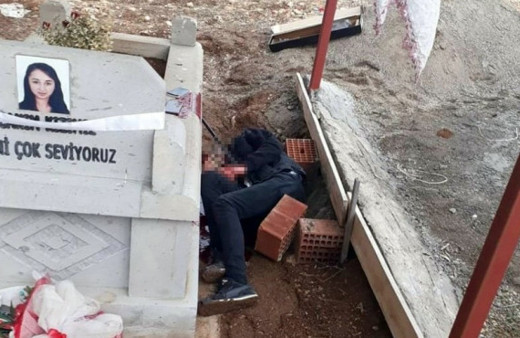 Korkunç olay! Arkadaşının mezarına gidip...