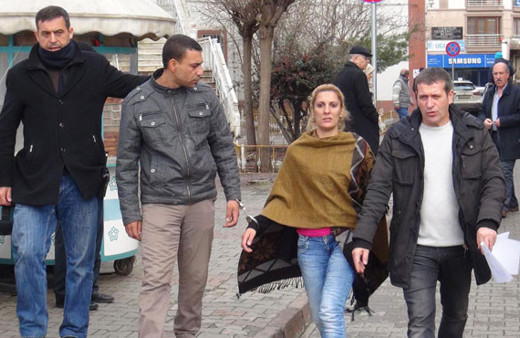 Yankesiciler yakayı fena ele verdi! Birbirlerine kelepçelenip hapsi boyladılar