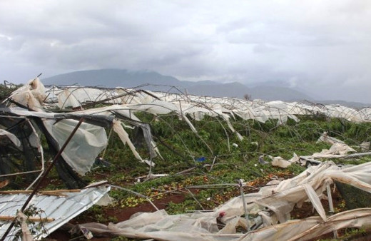 Antalya Kumluca'da hortum çıktı, yaralılar var
