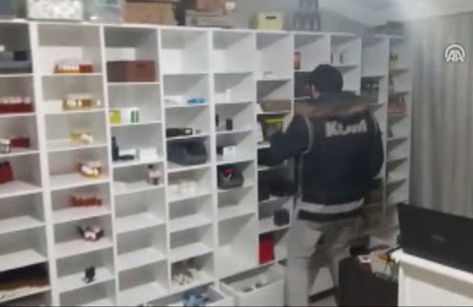 Tuhaf kokulu şeyler getirip götürüyordu! Gerçek baskında ortaya çıktı