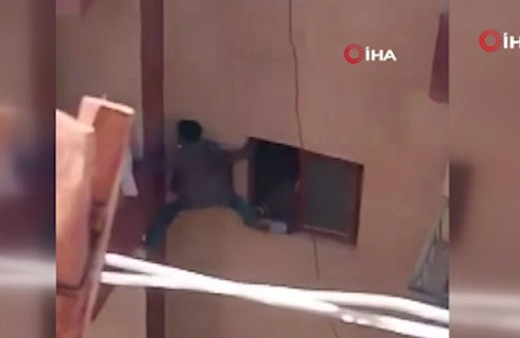 Evinin anahtarını içerde unutunca çocuğunu tehlikeye attı!