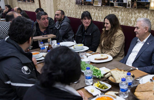 Binali Yıldırım'a çorbacıda yoğun ilgi! Alkışlarla karşıladılar