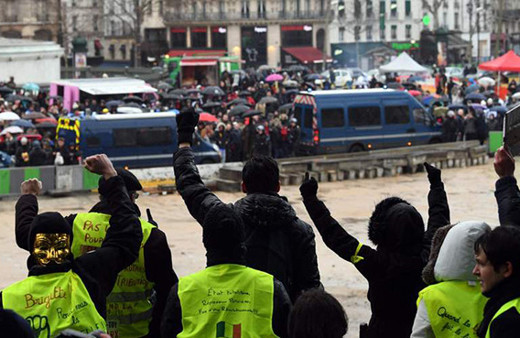 Paris'te kırmızı fularlılar sarı yeleklilere karşı