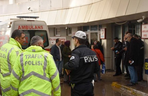 Polis memuru silahını temizlerken arkadaşını vurdu