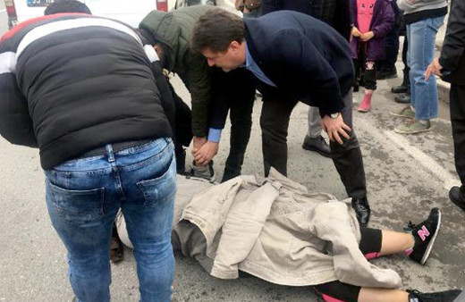 AK Parti'nin doktor adayı yaralı kadına ilk müdahaleyi yaptı