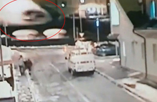 Otomobil 211 km hızla evin çatısına uçtu