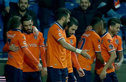 Kasımpaşa'yı deviren Başakşehir zirvedeki yerini sağlamlaştırdı!